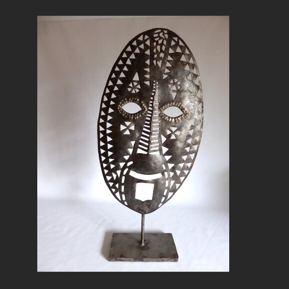 VINTAGE 25.5” HANDCRAFTED TIKI GOD PAPUA NEW GUINEA METAL MASK (NEVER DISPLAYED) - Picture 1 of 16